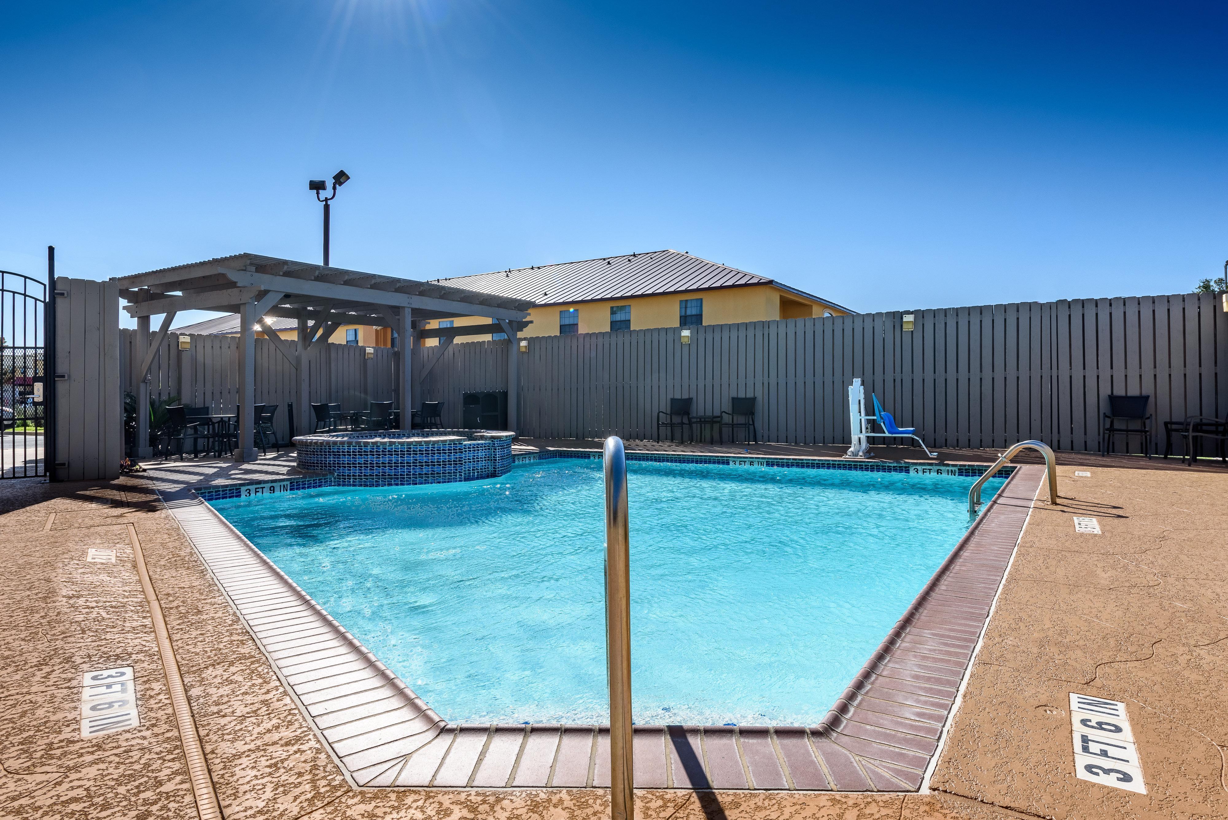 Holiday Inn Express Hotel And Suites Bastrop By Ihg Exterior photo
