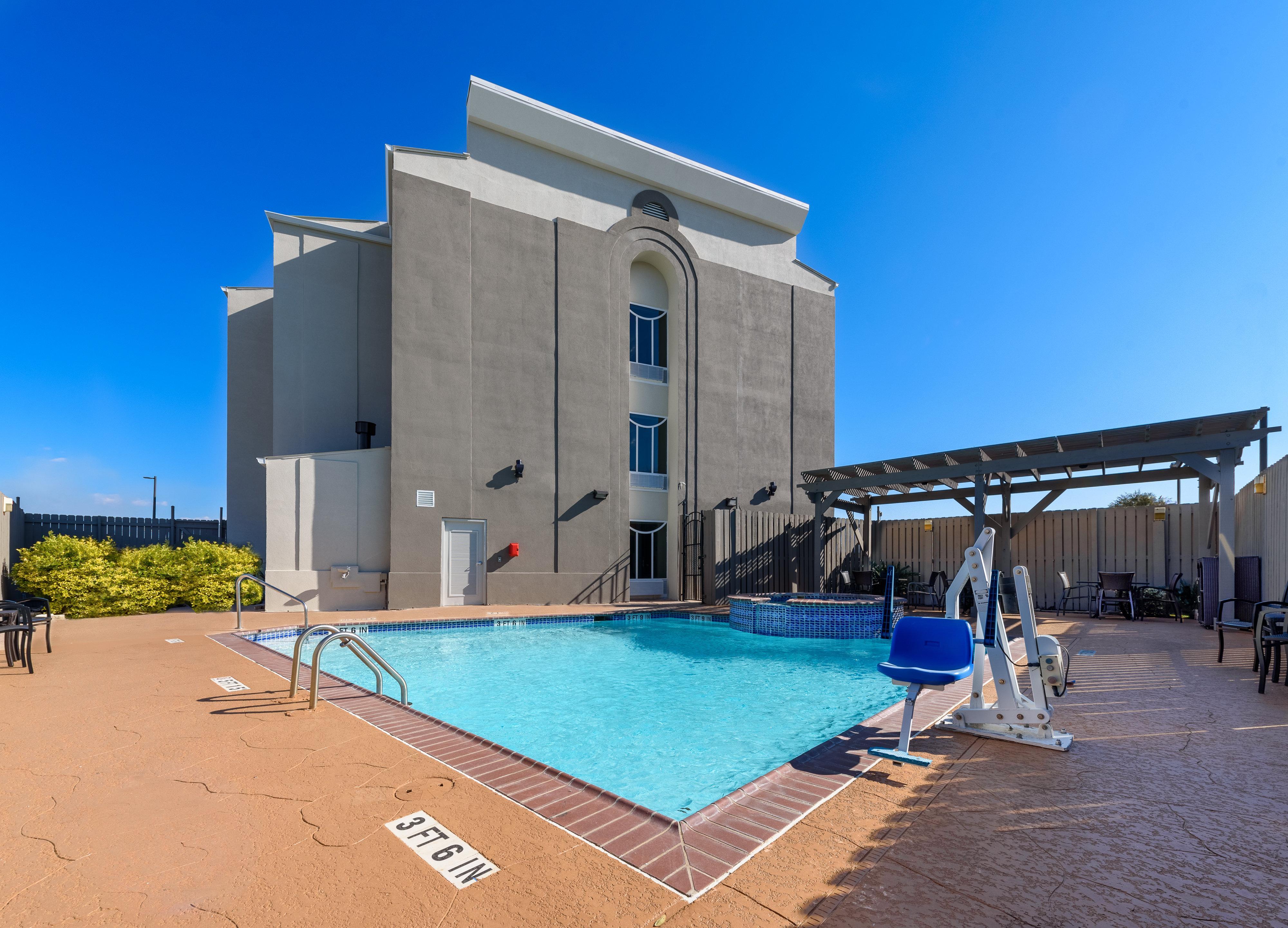 Holiday Inn Express Hotel And Suites Bastrop By Ihg Exterior photo