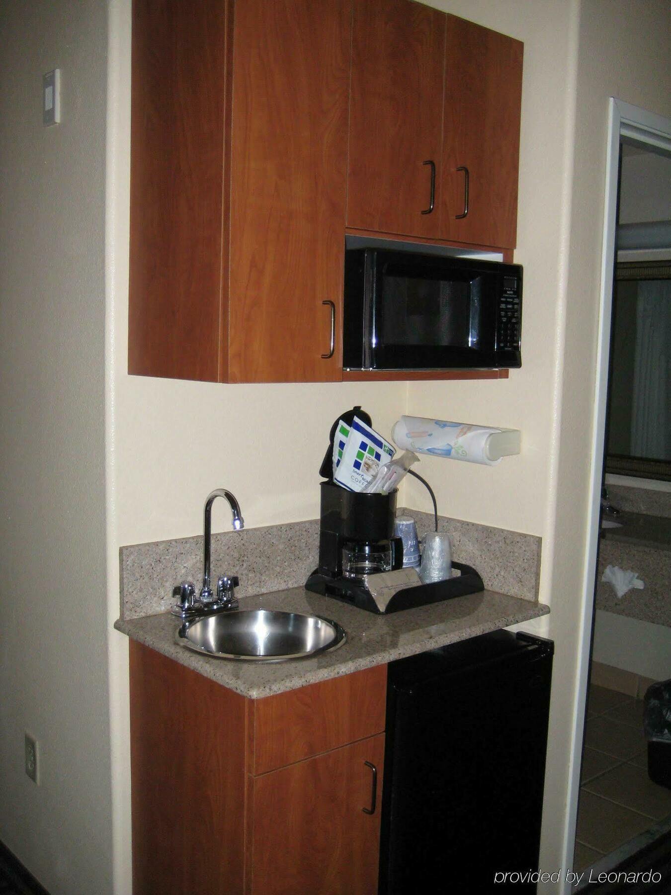Holiday Inn Express Hotel And Suites Bastrop By Ihg Room photo